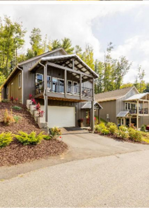 Serene Rustic Farmhouse Mountain Cottage (Sleeps 4)